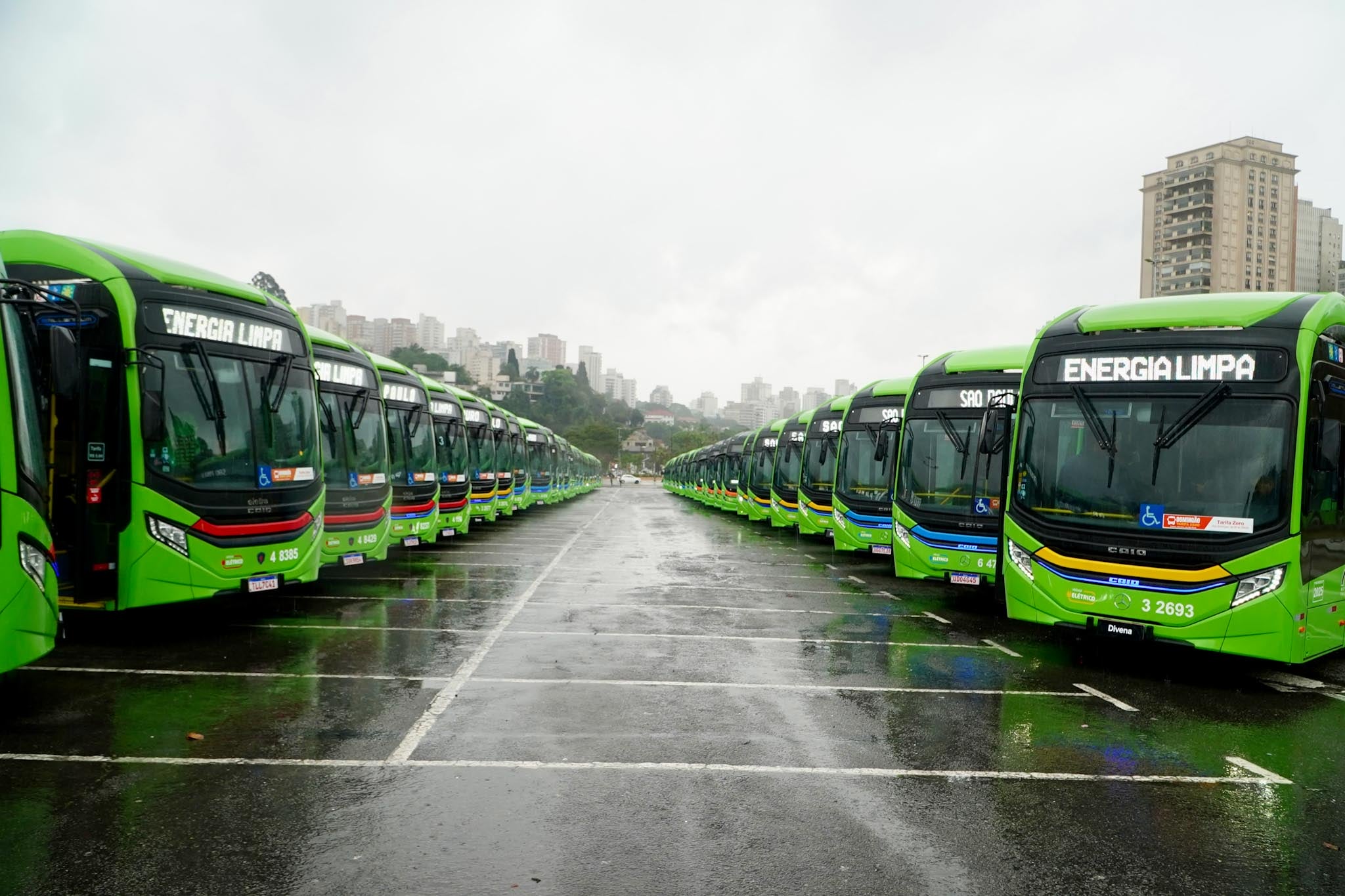 Enquanto o mercado de ônibus segue em retração em 2026, as fabricantes mantêm o ritmo de produção em alta. Entre janeiro e maio foram produzidas 13,9 mil unidades, crescimento de 7,1% em relação às 13 mil registradas no mesmo período do ano passado, segundo dados divulgados pela Anfavea. O desempenho das fábricas contrasta com o comportamento do mercado. Os emplacamentos somaram 8,1 mil unidades nos cinco primeiros meses do ano, volume 16,3% inferior ao registrado no mesmo intervalo de 2025. Apenas em maio foram licenciados 1,6 mil ônibus, queda de 21,8% sobre abril e de 17,5% na comparação com o mesmo mês do ano passado. Em maio, a produção alcançou 3 mil unidades, resultado praticamente estável em relação a abril, com leve recuo de 3,9%, mas ainda 1,9% superior ao registrado em maio de 2025. A diferença entre o desempenho das linhas de montagem e o ritmo das vendas indica que a indústria mantém uma expectativa positiva para os próximos meses. O segmento está entre os que devem ser beneficiados pelas novas linhas de crédito do programa Move Brasil 2. Em seu balanço mensal, a Anfavea afirmou que "espera-se uma melhora para estes dois segmentos com o ingresso de recursos de financiamento facilitado dentro do programa Move Brasil 2", em referência aos mercados de caminhões e ônibus. Exportações também recuam O cenário mais fraco da demanda também aparece nos embarques ao exterior. Em maio foram exportados 2,6 mil veículos pesados, categoria que engloba caminhões e ônibus, volume 13,4% inferior ao de abril e 29,9% menor do que o registrado no mesmo mês de 2025. No acumulado do ano, as exportações de veículos pesados totalizam 11 mil unidades, resultado 19,6% inferior ao observado nos cinco primeiros meses do ano passado. Ônibus prefeitura