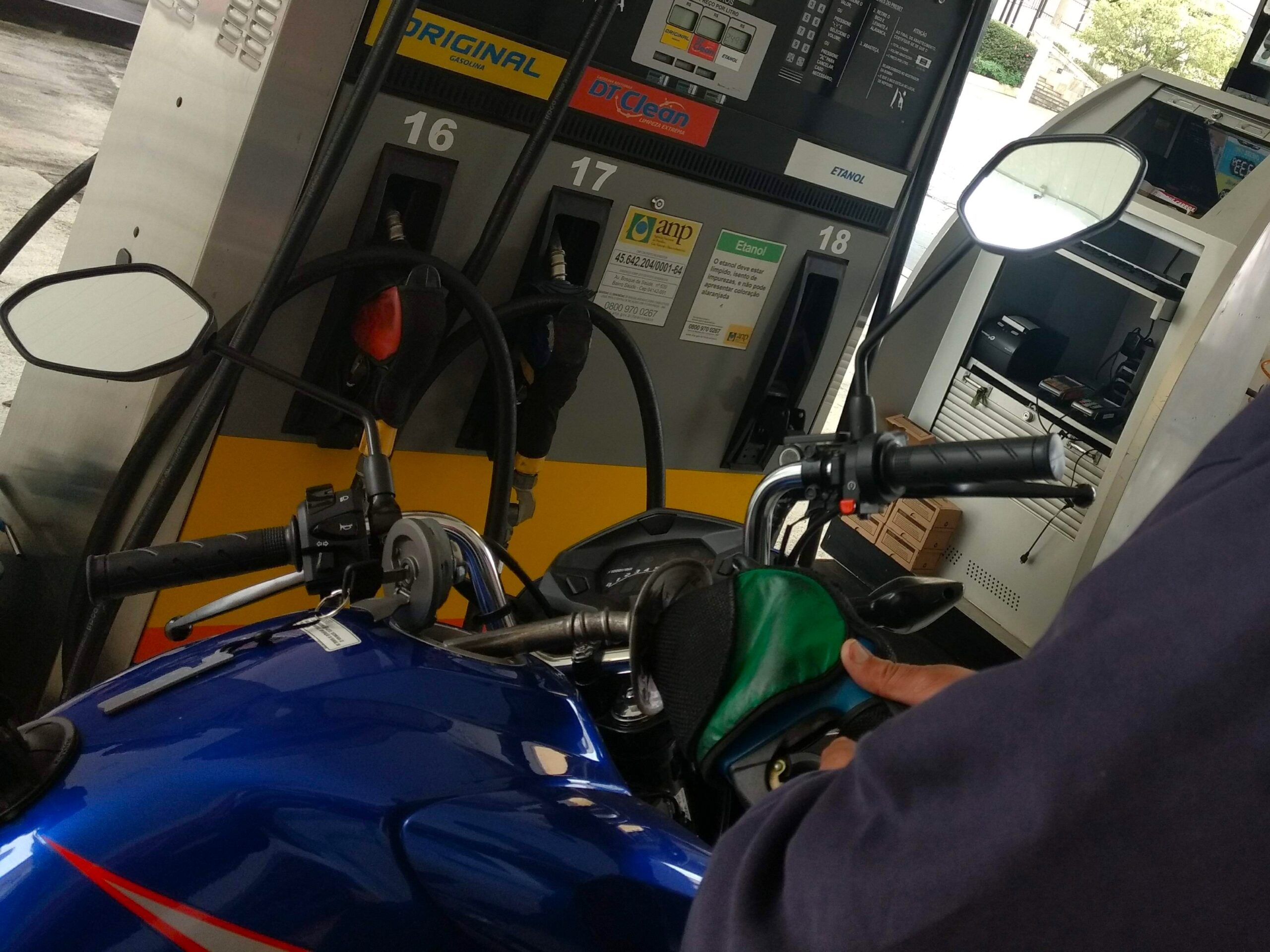 Moto abastecendo no posto de combustível