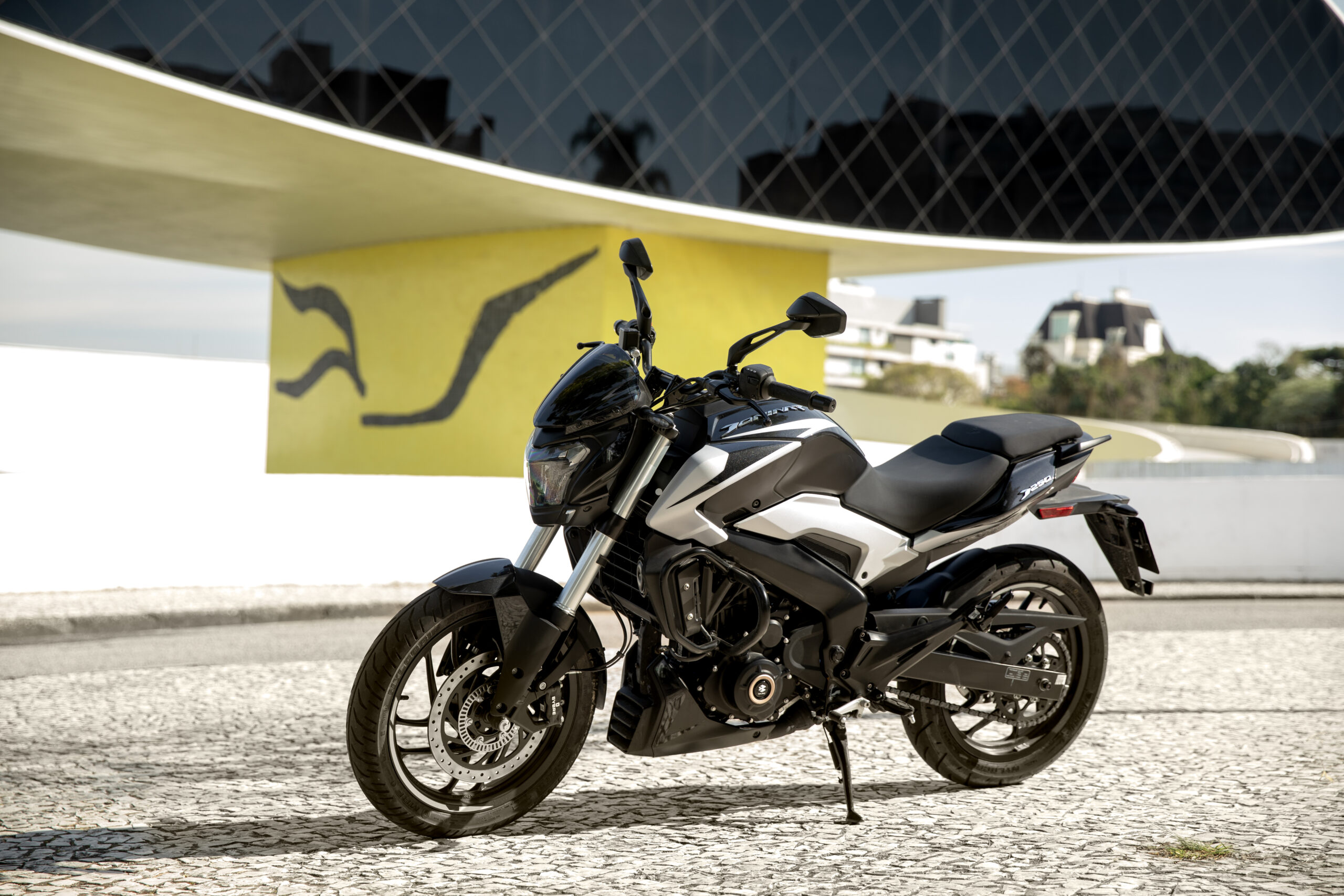 Bajaj Dominar 250 atualizada versão 2026/2027