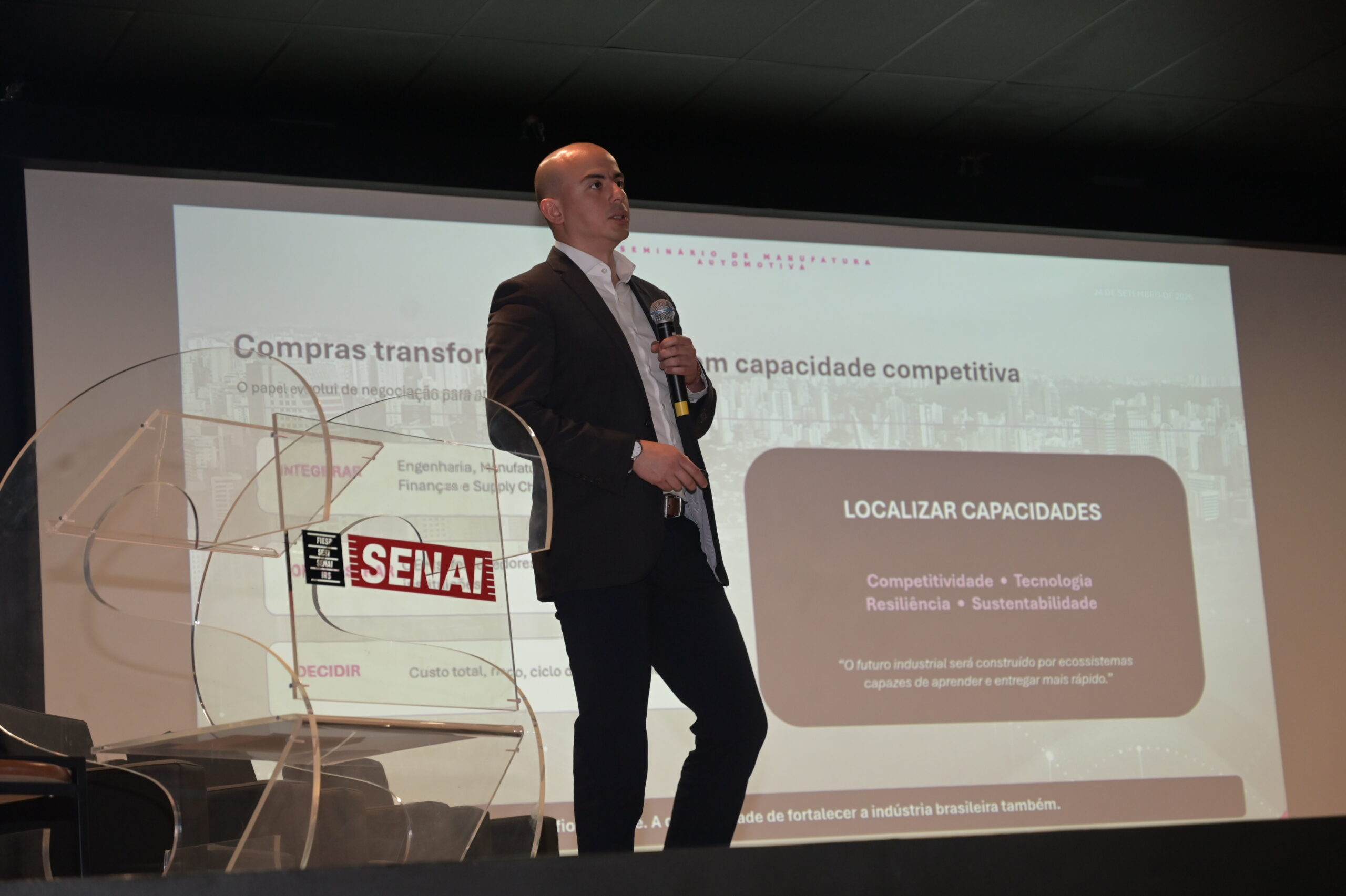 Elliud Estrada, gerente de projetos de compras da Renault-Geely do Brasil, durante o Seminário de Manufatura Automotiva, promovido pela AEA